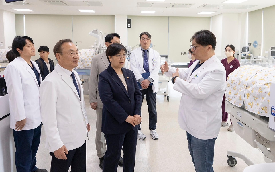 정은경 보건복지부 장관이 5월 10일 충청남도 천안시에 위치한 순천향대학교 부속 천안병원과 두정이진병원을 차례로 방문해 소아청소년 의료체계를 점검하고 의료진과 입원 환자·보호자들을 격려하고 있다.