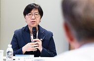 정은경 보건복지부 장관이 5월 10일 충청남도 천안시에 위치한 순천향대학교 부속 천안병원과 두정이진병원을 차례로 방문해 소아청소년 의료체계를 점검하고 의료진과 입원 환자·보호자들을 격려하고 있다.