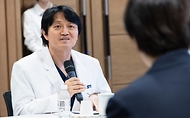 정은경 보건복지부 장관이 5월 10일 충청남도 천안시에 위치한 순천향대학교 부속 천안병원과 두정이진병원을 차례로 방문해 소아청소년 의료체계를 점검하고 의료진과 입원 환자·보호자들을 격려하고 있다.