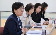 정은경 보건복지부 장관이 5월 8일 경기도 성남시 소재 '성남시독거노인종합지원센터'를 방문해 노인맞춤돌봄·응급안전안심 등 독거노인 지원 서비스 운영 현황을 점검하고, 독거 어르신 가정을 방문해 생활에 어려움이 없는지 살펴보고 있다.