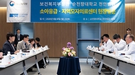 정은경 보건복지부 장관이 5월 10일 충청남도 천안시에 위치한 순천향대학교 부속 천안병원과 두정이진병원을 차례로 방문해 소아청소년 의료체계를 점검하고 의료진과 입원 환자·보호자들을 격려하고 있다.