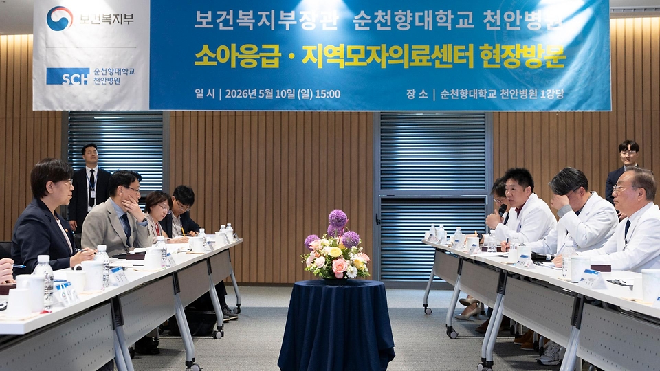 정은경 보건복지부 장관이 5월 10일 충청남도 천안시에 위치한 순천향대학교 부속 천안병원과 두정이진병원을 차례로 방문해 소아청소년 의료체계를 점검하고 의료진과 입원 환자·보호자들을 격려하고 있다.