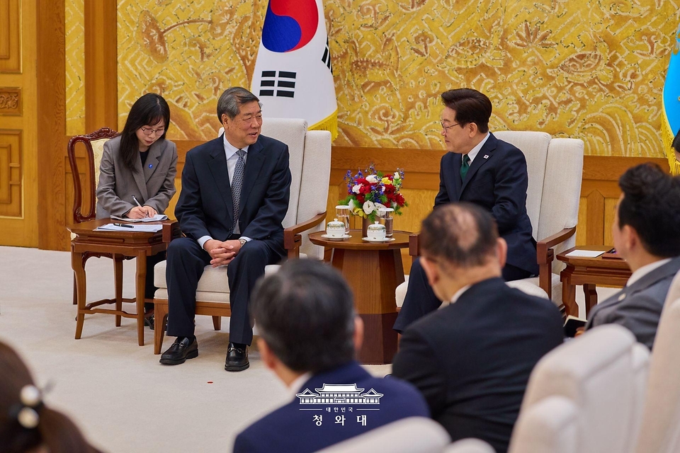 이재명 대통령이 5월 13일 청와대에서 허리펑 중국 국무원 부총리를 접견하고 있다.