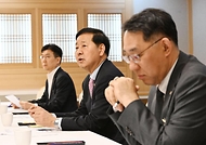 구윤철 부총리 겸 재정경제부 장관이 5월 12일 서울 종로구 정부서울청사에서 외환시장 제도개선 관련 금융기관장 간담회를 주재, 모두발언을 하고 있다.
