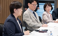 정은경 보건복지부 장관이 5월 10일 충청남도 천안시에 위치한 순천향대학교 부속 천안병원과 두정이진병원을 차례로 방문해 소아청소년 의료체계를 점검하고 의료진과 입원 환자·보호자들을 격려하고 있다.