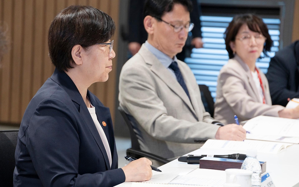 정은경 보건복지부 장관이 5월 10일 충청남도 천안시에 위치한 순천향대학교 부속 천안병원과 두정이진병원을 차례로 방문해 소아청소년 의료체계를 점검하고 의료진과 입원 환자·보호자들을 격려하고 있다.