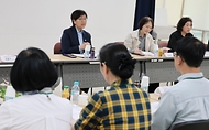 정은경 보건복지부 장관이 5월 8일 경기도 성남시 소재 '성남시독거노인종합지원센터'를 방문해 노인맞춤돌봄·응급안전안심 등 독거노인 지원 서비스 운영 현황을 점검하고, 독거 어르신 가정을 방문해 생활에 어려움이 없는지 살펴보고 있다.