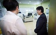정은경 보건복지부 장관이 5월 10일 충청남도 천안시에 위치한 순천향대학교 부속 천안병원과 두정이진병원을 차례로 방문해 소아청소년 의료체계를 점검하고 의료진과 입원 환자·보호자들을 격려하고 있다.