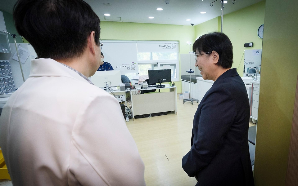 정은경 보건복지부 장관이 5월 10일 충청남도 천안시에 위치한 순천향대학교 부속 천안병원과 두정이진병원을 차례로 방문해 소아청소년 의료체계를 점검하고 의료진과 입원 환자·보호자들을 격려하고 있다.