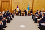 이재명 대통령이 5월 13일 청와대에서 허리펑 중국 국무원 부총리를 접견하고 있다.