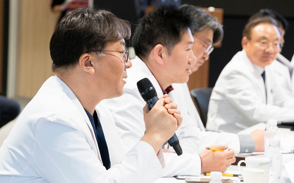 정은경 보건복지부 장관이 5월 10일 충청남도 천안시에 위치한 순천향대학교 부속 천안병원과 두정이진병원을 차례로 방문해 소아청소년 의료체계를 점검하고 의료진과 입원 환자·보호자들을 격려하고 있다.