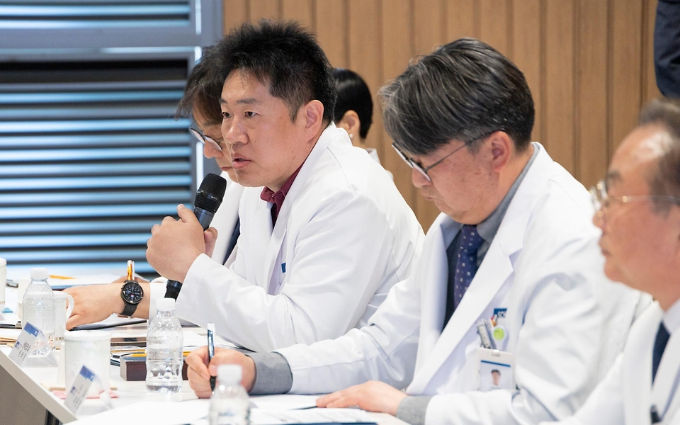 정은경 보건복지부 장관이 5월 10일 충청남도 천안시에 위치한 순천향대학교 부속 천안병원과 두정이진병원을 차례로 방문해 소아청소년 의료체계를 점검하고 의료진과 입원 환자·보호자들을 격려하고 있다.