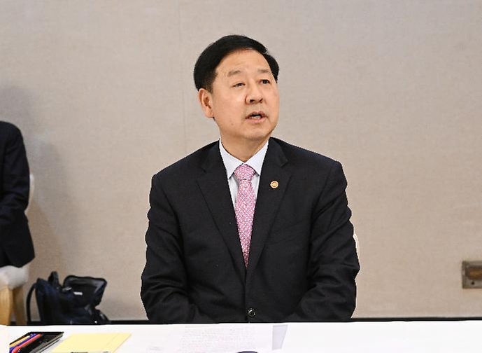 구윤철 부총리 겸 재정경제부 장관이 5월 12일 서울 종로구 정부서울청사에서 외환시장 제도개선 관련 금융기관장 간담회를 주재, 모두발언을 하고 있다.