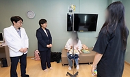 정은경 보건복지부 장관이 5월 10일 충청남도 천안시에 위치한 순천향대학교 부속 천안병원과 두정이진병원을 차례로 방문해 소아청소년 의료체계를 점검하고 의료진과 입원 환자·보호자들을 격려하고 있다.