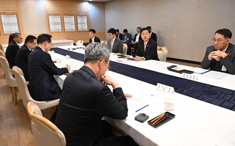 구윤철 부총리 겸 재정경제부 장관이 5월 12일 서울 종로구 정부서울청사에서 외환시장 제도개선 관련 금융기관장 간담회를 주재, 모두발언을 하고 있다.