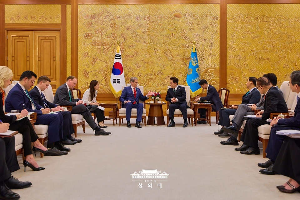 이재명 대통령이 5월 13일 청와대에서 스콧 베선트 미국 재무장관을 접견하고 있다.