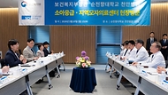 정은경 보건복지부 장관이 5월 10일 충청남도 천안시에 위치한 순천향대학교 부속 천안병원과 두정이진병원을 차례로 방문해 소아청소년 의료체계를 점검하고 의료진과 입원 환자·보호자들을 격려하고 있다.