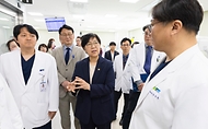 정은경 보건복지부 장관이 5월 10일 충청남도 천안시에 위치한 순천향대학교 부속 천안병원과 두정이진병원을 차례로 방문해 소아청소년 의료체계를 점검하고 의료진과 입원 환자·보호자들을 격려하고 있다.