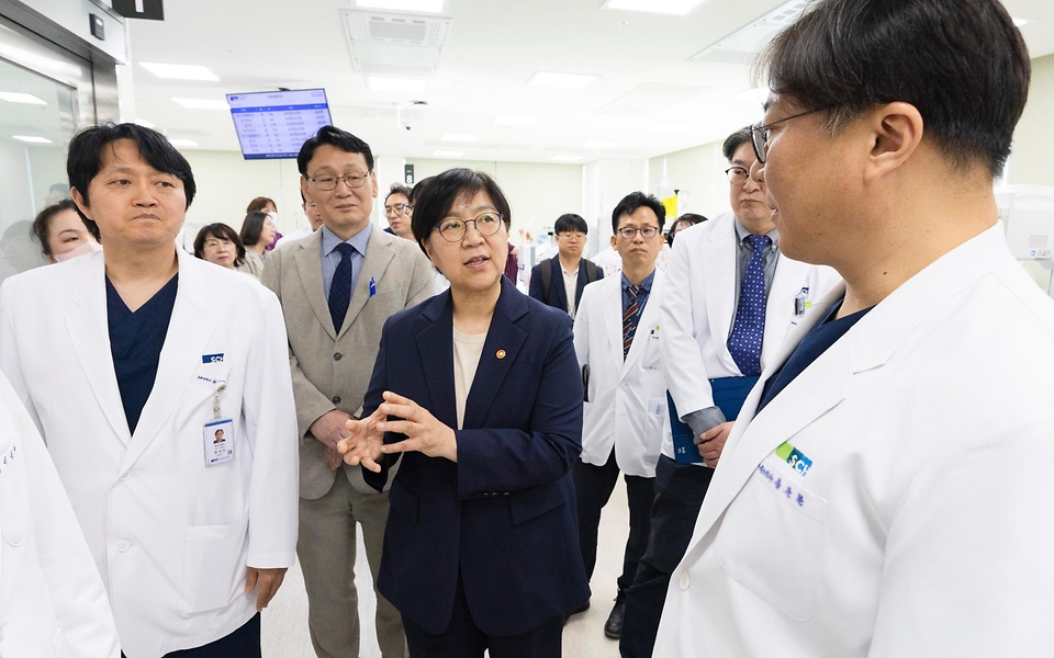 정은경 보건복지부 장관이 5월 10일 충청남도 천안시에 위치한 순천향대학교 부속 천안병원과 두정이진병원을 차례로 방문해 소아청소년 의료체계를 점검하고 의료진과 입원 환자·보호자들을 격려하고 있다.