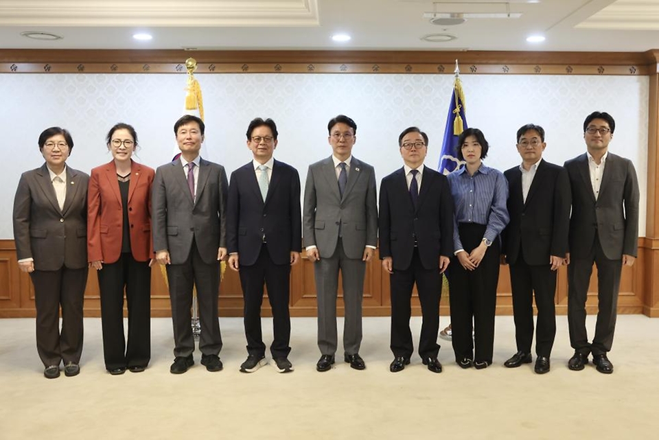 김민석 국무총리가 5월 12일 세종대로 정부서울청사에서 사회보장위원회 위원 위촉식 및 제35차 회의를 주재하고 있다.
