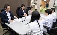 정은경 보건복지부 장관이 5월 10일 충청남도 천안시에 위치한 순천향대학교 부속 천안병원과 두정이진병원을 차례로 방문해 소아청소년 의료체계를 점검하고 의료진과 입원 환자·보호자들을 격려하고 있다.