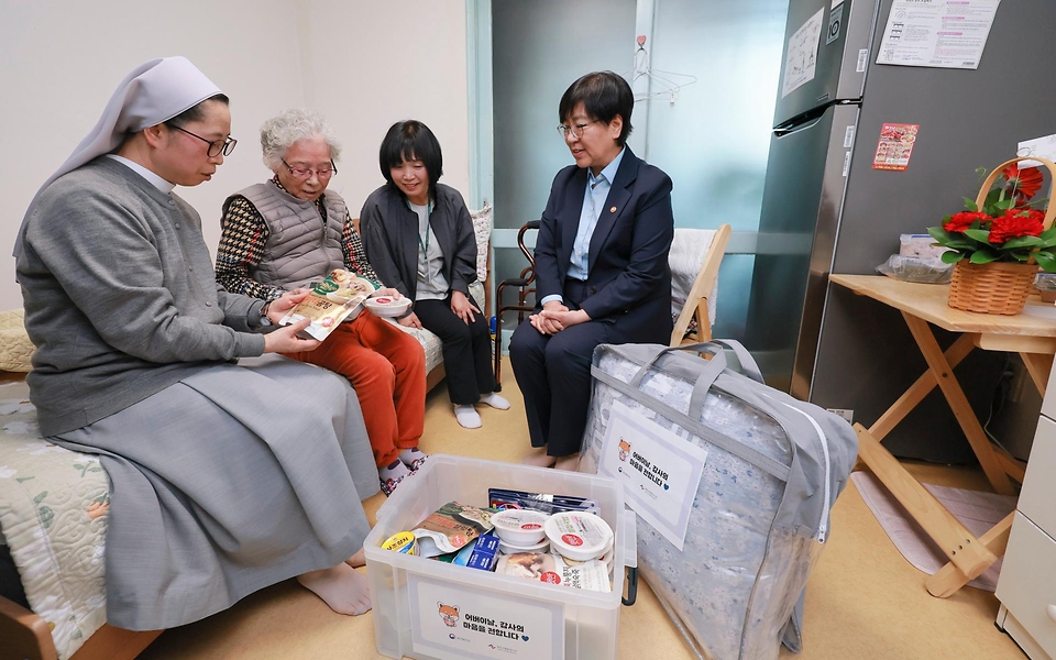 정은경 보건복지부 장관이 5월 8일 경기도 성남시 소재 '성남시독거노인종합지원센터'를 방문해 노인맞춤돌봄·응급안전안심 등 독거노인 지원 서비스 운영 현황을 점검하고, 독거 어르신 가정을 방문해 생활에 어려움이 없는지 살펴보고 있다.