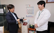 정은경 보건복지부 장관이 5월 8일 경기도 성남시 소재 '성남시독거노인종합지원센터'를 방문해 노인맞춤돌봄·응급안전안심 등 독거노인 지원 서비스 운영 현황을 점검하고, 독거 어르신 가정을 방문해 생활에 어려움이 없는지 살펴보고 있다.