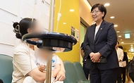 정은경 보건복지부 장관이 5월 10일 충청남도 천안시에 위치한 순천향대학교 부속 천안병원과 두정이진병원을 차례로 방문해 소아청소년 의료체계를 점검하고 의료진과 입원 환자·보호자들을 격려하고 있다.