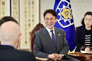 김민석 국무총리가 5월 13일 세종대로 정부서울청사에서 볼커 튀르크 유엔 인권최고대표를 접견, 인사 및 환담을 나누고 있다.