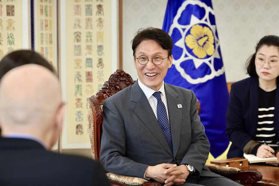 김민석 국무총리가 5월 13일 세종대로 정부서울청사에서 볼커 튀르크 유엔 인권최고대표를 접견, 인사 및 환담을 나누고 있다.