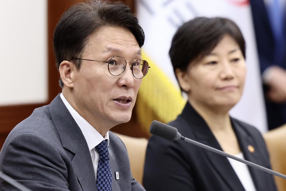 김민석 국무총리가 5월 13일 세종대로 정부서울청사에서 열린 비상경제본부회의를 주재하고 있다.