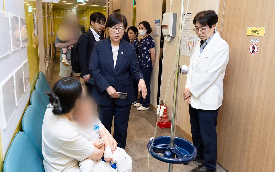 정은경 보건복지부 장관이 5월 10일 충청남도 천안시에 위치한 순천향대학교 부속 천안병원과 두정이진병원을 차례로 방문해 소아청소년 의료체계를 점검하고 의료진과 입원 환자·보호자들을 격려하고 있다.