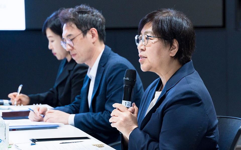 정은경 보건복지부 장관이 5월 10일 충청남도 천안시에 위치한 순천향대학교 부속 천안병원과 두정이진병원을 차례로 방문해 소아청소년 의료체계를 점검하고 의료진과 입원 환자·보호자들을 격려하고 있다.