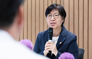 정은경 보건복지부 장관이 5월 10일 충청남도 천안시에 위치한 순천향대학교 부속 천안병원과 두정이진병원을 차례로 방문해 소아청소년 의료체계를 점검하고 의료진과 입원 환자·보호자들을 격려하고 있다.
