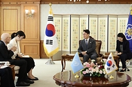 김민석 국무총리가 5월 13일 세종대로 정부서울청사에서 볼커 튀르크 유엔 인권최고대표를 접견, 인사 및 환담을 나누고 있다.