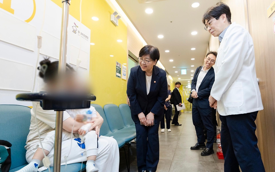 정은경 보건복지부 장관이 5월 10일 충청남도 천안시에 위치한 순천향대학교 부속 천안병원과 두정이진병원을 차례로 방문해 소아청소년 의료체계를 점검하고 의료진과 입원 환자·보호자들을 격려하고 있다.