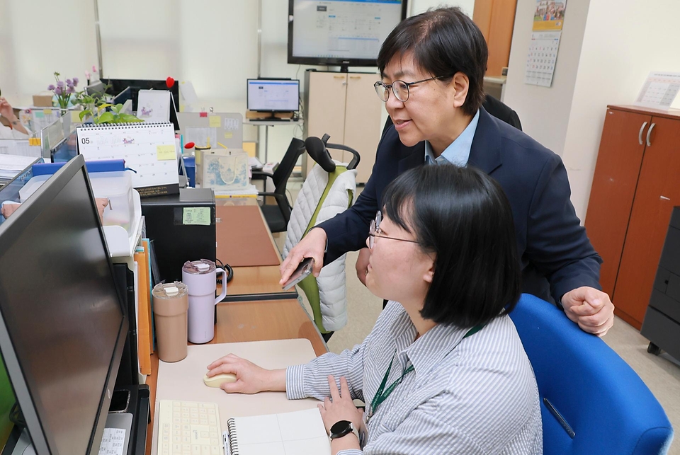 정은경 보건복지부 장관이 5월 8일 경기도 성남시 소재 '성남시독거노인종합지원센터'를 방문해 노인맞춤돌봄·응급안전안심 등 독거노인 지원 서비스 운영 현황을 점검하고, 독거 어르신 가정을 방문해 생활에 어려움이 없는지 살펴보고 있다.