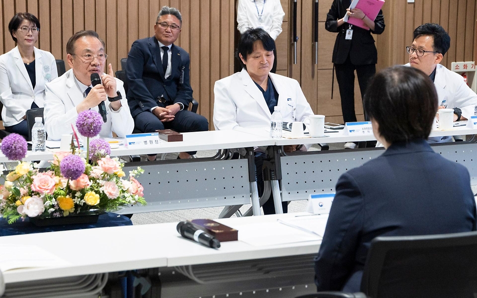 정은경 보건복지부 장관이 5월 10일 충청남도 천안시에 위치한 순천향대학교 부속 천안병원과 두정이진병원을 차례로 방문해 소아청소년 의료체계를 점검하고 의료진과 입원 환자·보호자들을 격려하고 있다.