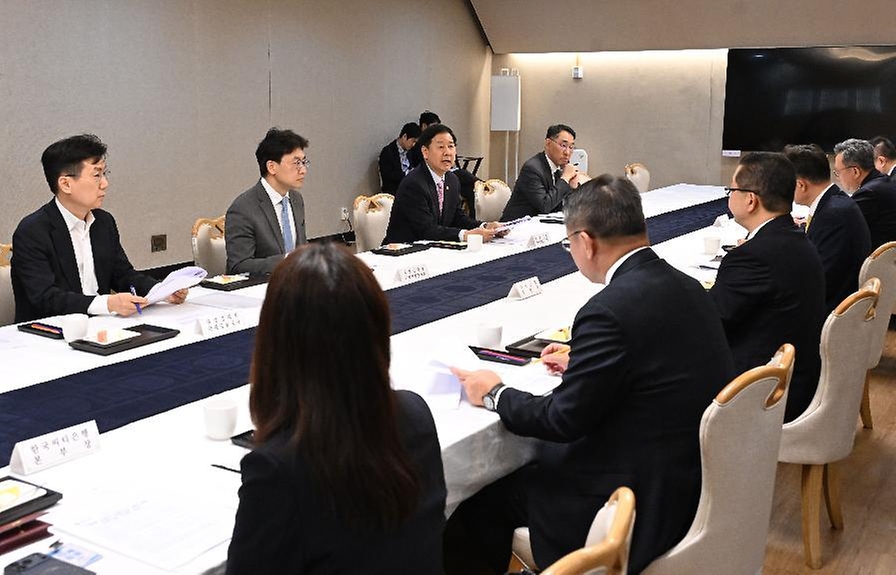 구윤철 부총리 겸 재정경제부 장관이 5월 12일 서울 종로구 정부서울청사에서 외환시장 제도개선 관련 금융기관장 간담회를 주재, 모두발언을 하고 있다.