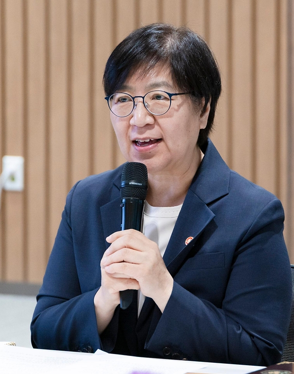 정은경 보건복지부 장관이 5월 10일 충청남도 천안시에 위치한 순천향대학교 부속 천안병원과 두정이진병원을 차례로 방문해 소아청소년 의료체계를 점검하고 의료진과 입원 환자·보호자들을 격려하고 있다.