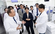 정은경 보건복지부 장관이 5월 10일 충청남도 천안시에 위치한 순천향대학교 부속 천안병원과 두정이진병원을 차례로 방문해 소아청소년 의료체계를 점검하고 의료진과 입원 환자·보호자들을 격려하고 있다.
