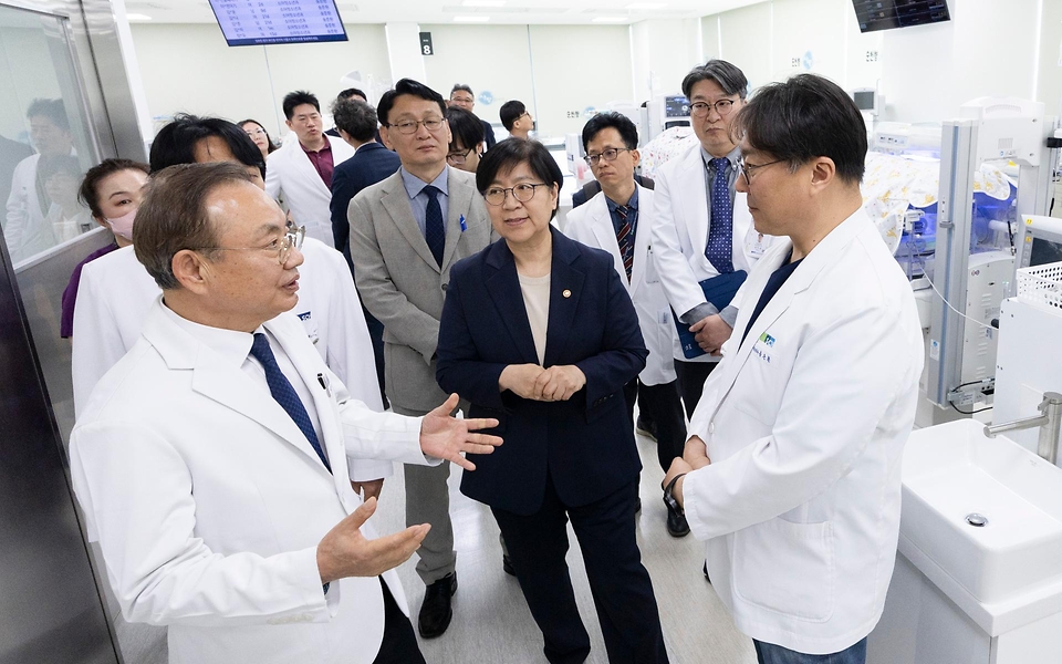 정은경 보건복지부 장관이 5월 10일 충청남도 천안시에 위치한 순천향대학교 부속 천안병원과 두정이진병원을 차례로 방문해 소아청소년 의료체계를 점검하고 의료진과 입원 환자·보호자들을 격려하고 있다.