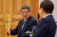허리펑 중국 국무원 부총리가 5월 13일 청와대에서 이재명 대통령과 대화하고 있다.