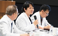 정은경 보건복지부 장관이 5월 10일 충청남도 천안시에 위치한 순천향대학교 부속 천안병원과 두정이진병원을 차례로 방문해 소아청소년 의료체계를 점검하고 의료진과 입원 환자·보호자들을 격려하고 있다.