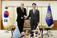 김민석 국무총리가 5월 13일 세종대로 정부서울청사에서 볼커 튀르크 유엔 인권최고대표를 접견, 인사 및 환담을 나누고 있다.
