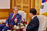 이재명 대통령이 5월 13일 청와대에서 스콧 베선트 미국 재무장관을 접견하고 있다.