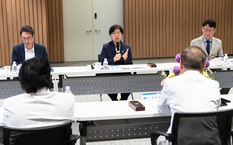 정은경 보건복지부 장관이 5월 10일 충청남도 천안시에 위치한 순천향대학교 부속 천안병원과 두정이진병원을 차례로 방문해 소아청소년 의료체계를 점검하고 의료진과 입원 환자·보호자들을 격려하고 있다.