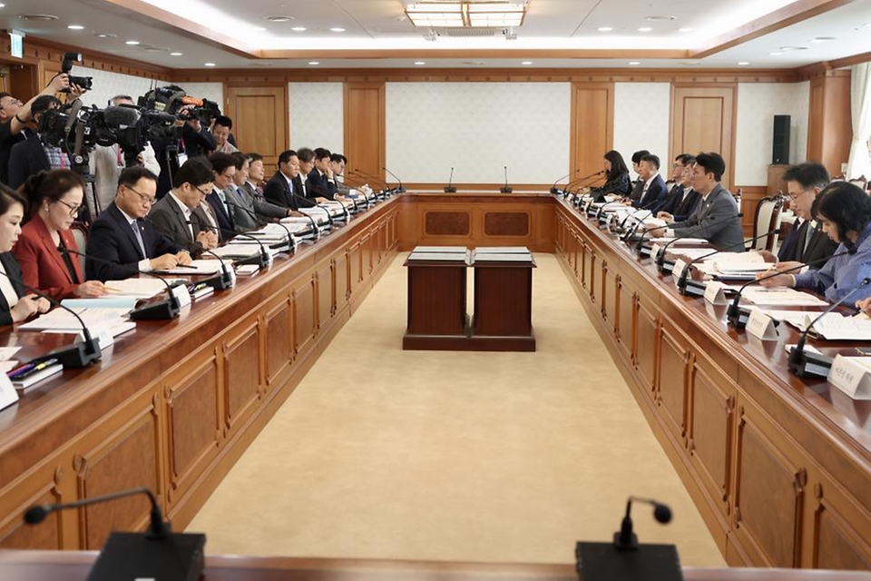 김민석 국무총리가 5월 12일 세종대로 정부서울청사에서 사회보장위원회 위원 위촉식 및 제35차 회의를 주재하고 있다.