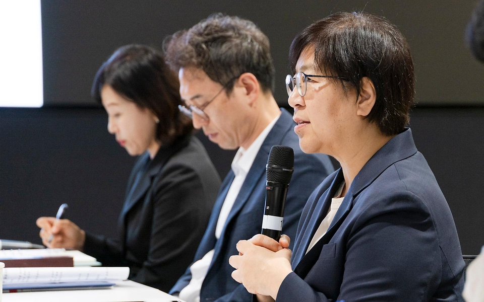 정은경 보건복지부 장관이 5월 10일 충청남도 천안시에 위치한 순천향대학교 부속 천안병원과 두정이진병원을 차례로 방문해 소아청소년 의료체계를 점검하고 의료진과 입원 환자·보호자들을 격려하고 있다.