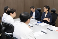 정은경 보건복지부 장관이 5월 10일 충청남도 천안시에 위치한 순천향대학교 부속 천안병원과 두정이진병원을 차례로 방문해 소아청소년 의료체계를 점검하고 의료진과 입원 환자·보호자들을 격려하고 있다.